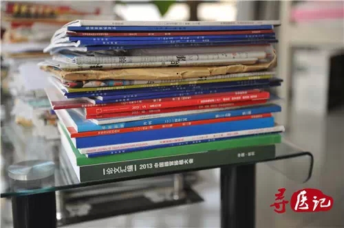 书桌、茶几、床都是书本的天下