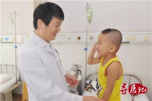 即使再忙,每次查房,陈国勇也总会和孩子唠两句